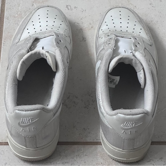 Size 9 NIKE AIR in White & Silver - Picture 9 of 12